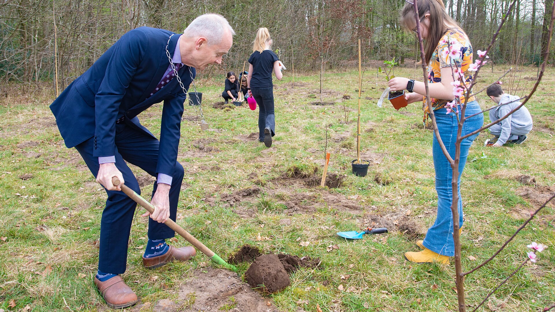 Leerlingen Planten Ruim 50 Bomen Tijdens Bomenfeestdag Wel Een Beetje