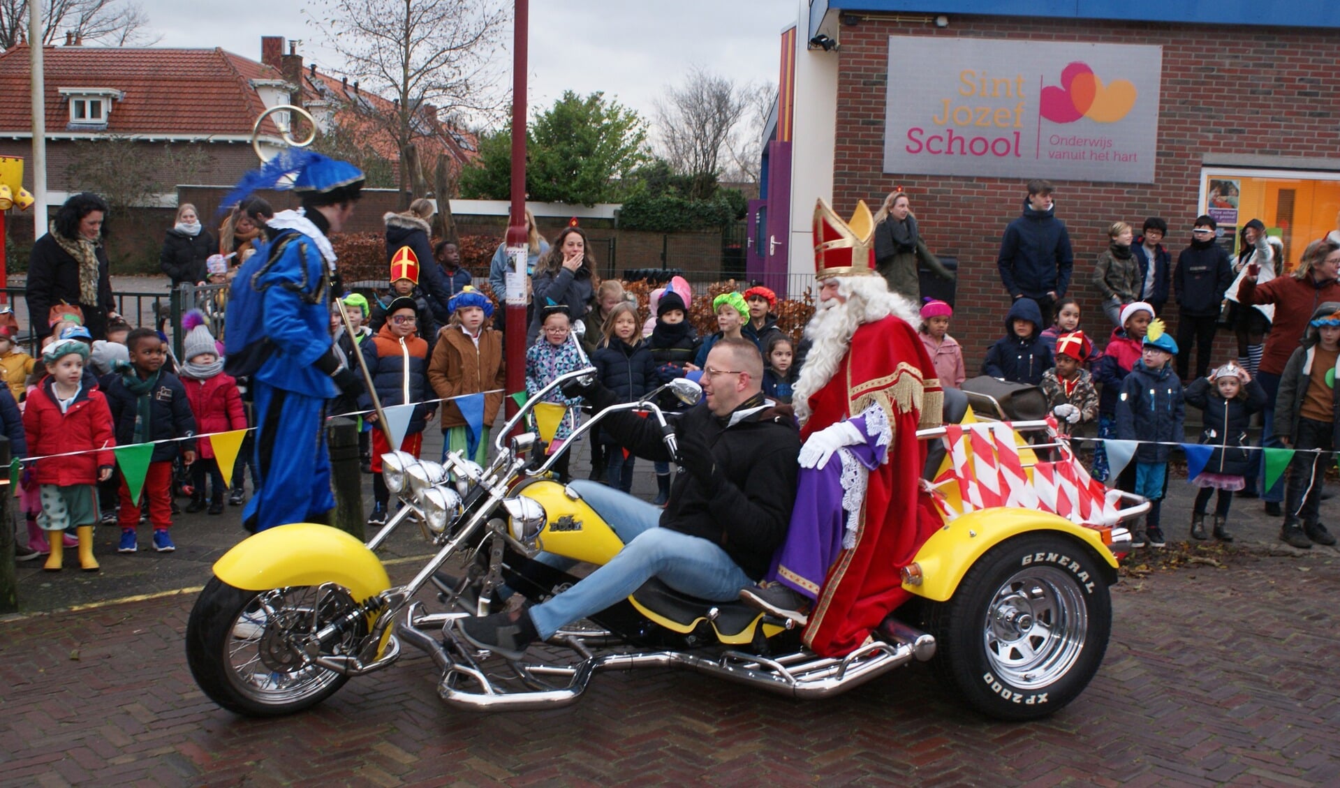 Sinterklaas Op Knalgele Trike Naar Ikc Sint Jozef In Heerenveen Groot