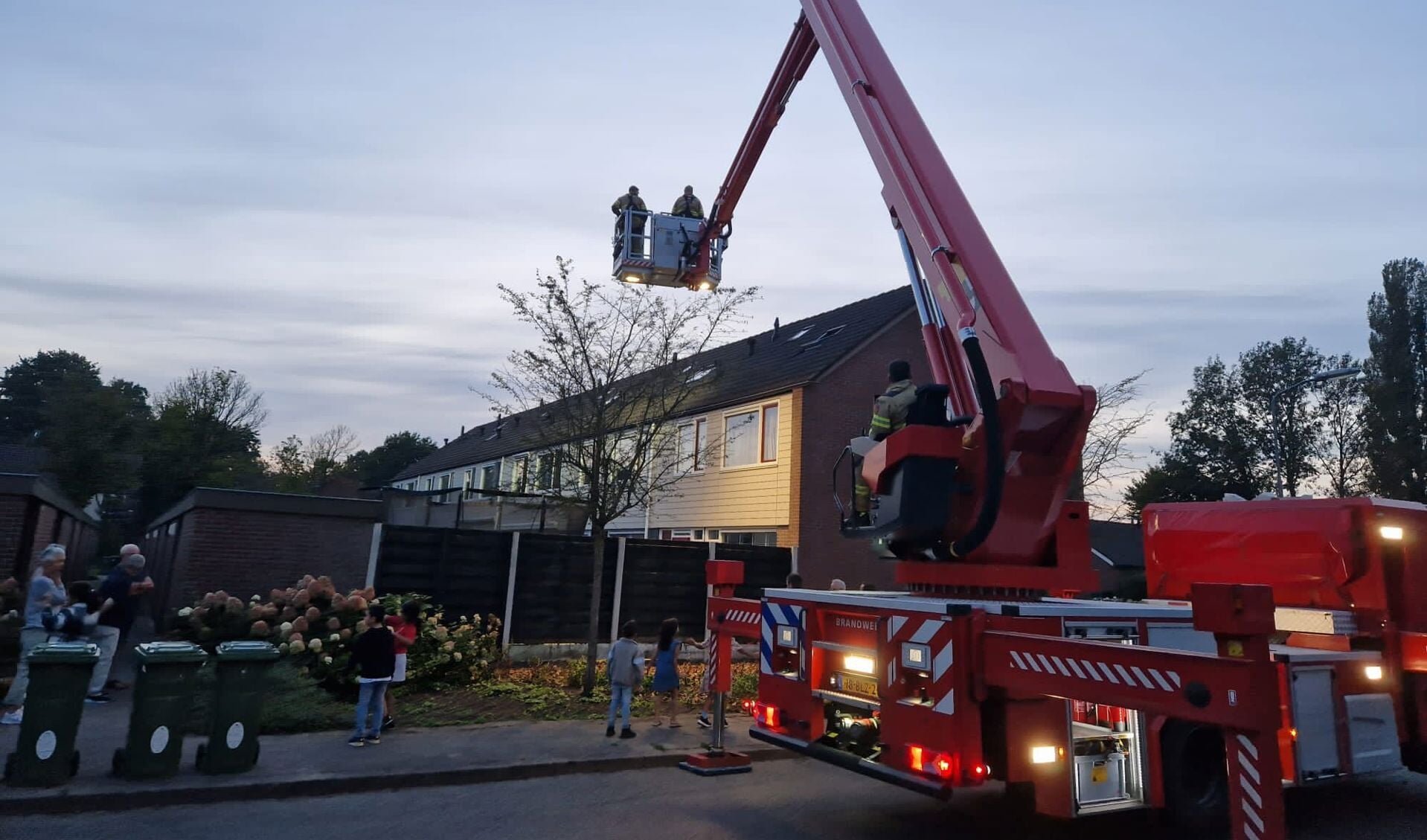 Pannetje Op Het Vuur In Barneveld Brandweer Met Hoogwerker Naar Binnen