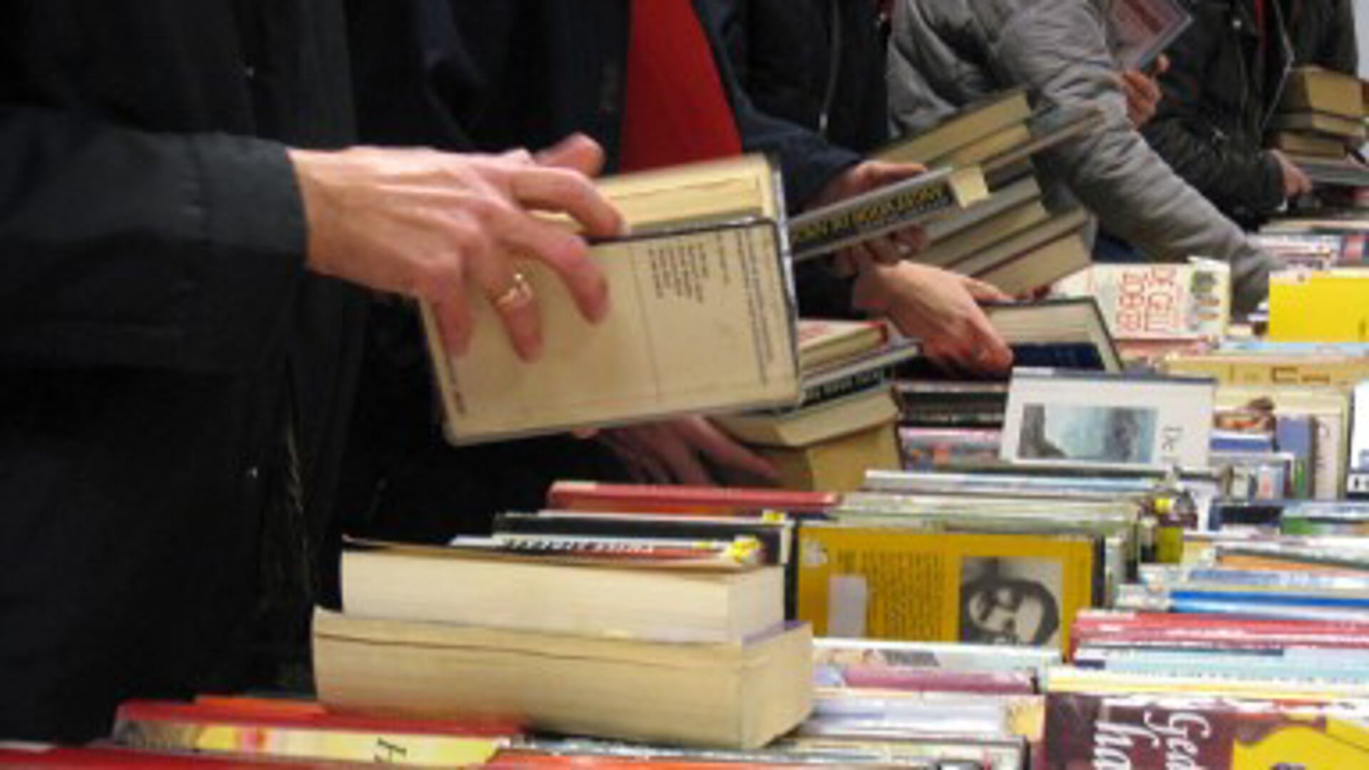 Boekenmarkt Met Verkoop Afgeschreven Boeken In Bibliotheek In