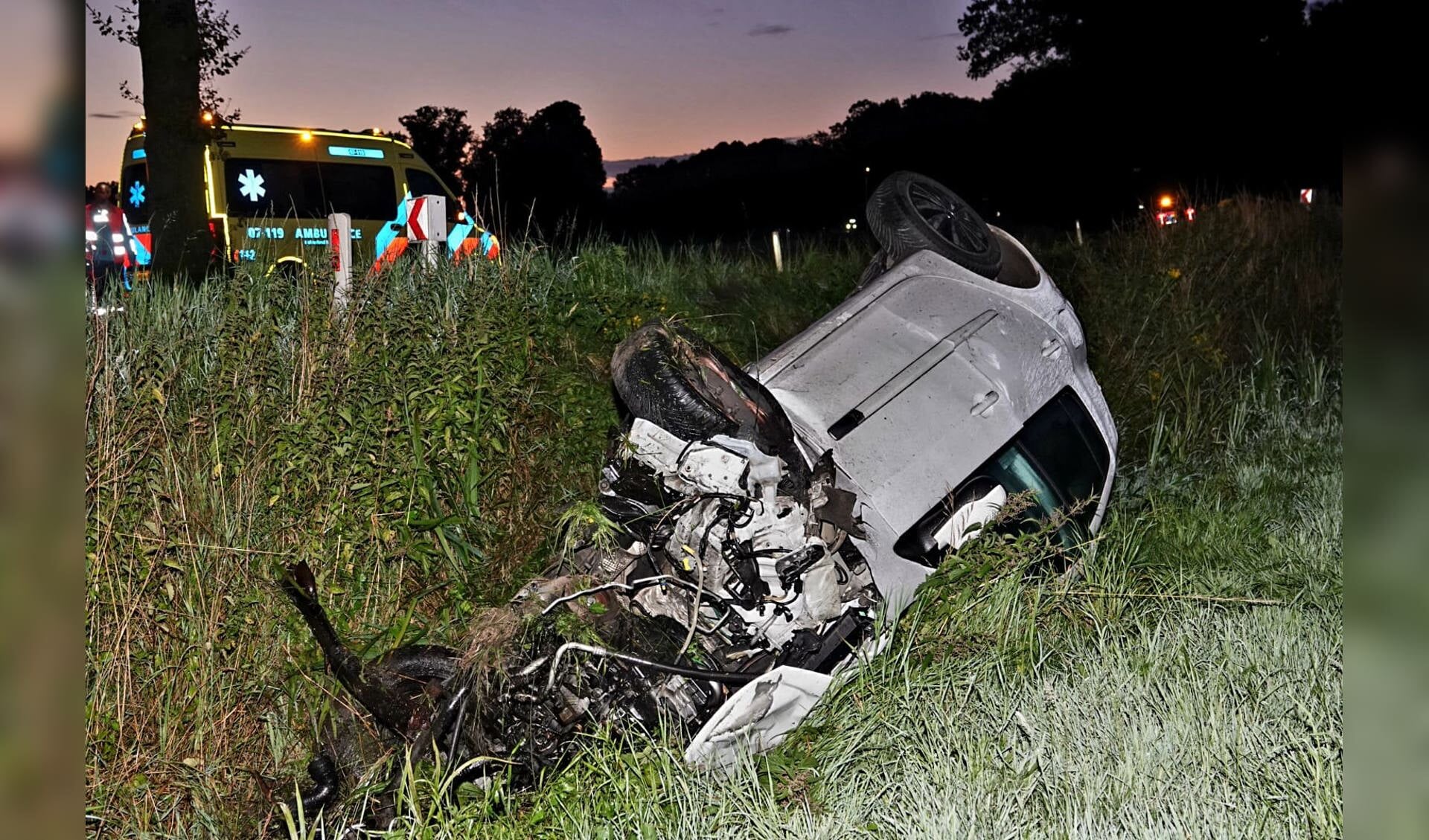 Auto Rijdt Tegen Boom En Belandt In De Sloot In De Valk Barneveldse