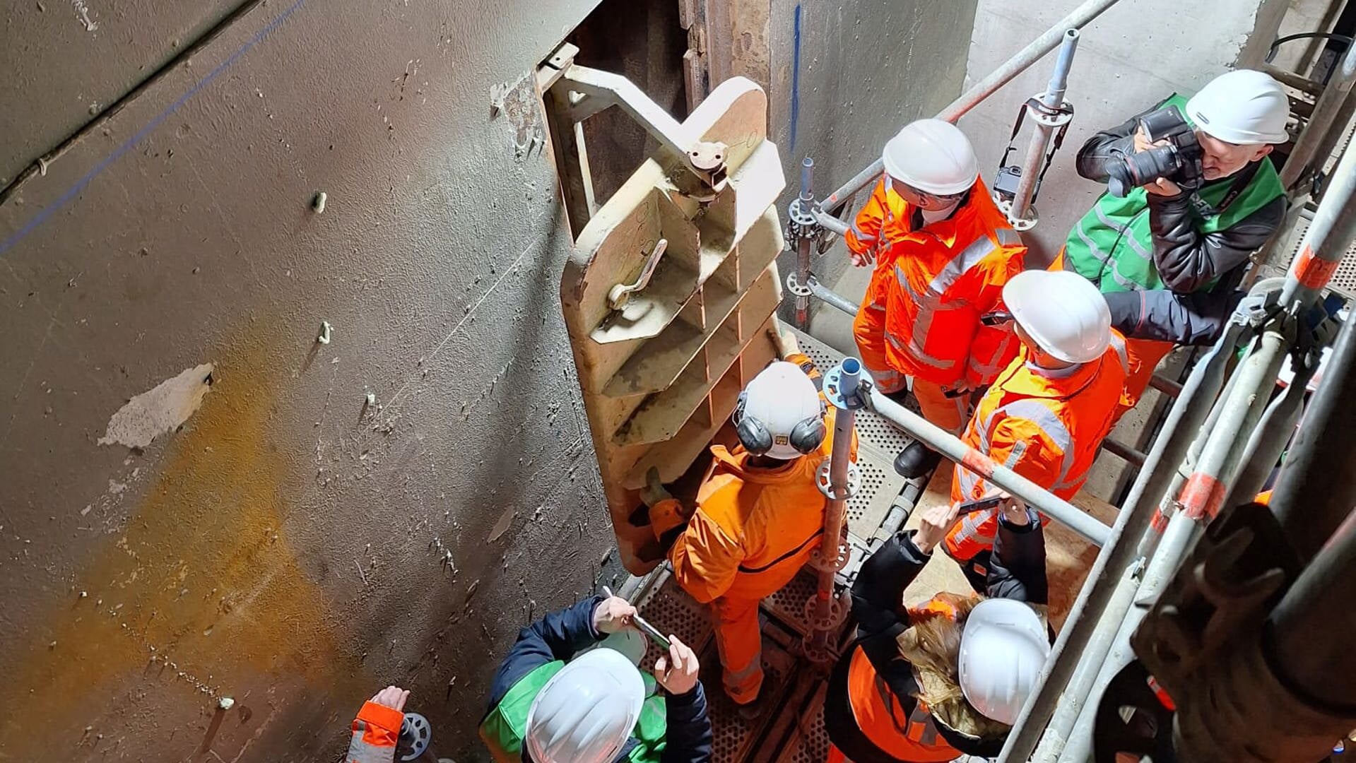 Minister Harbers slecht de laatste barrière in de Maasdeltatunnel