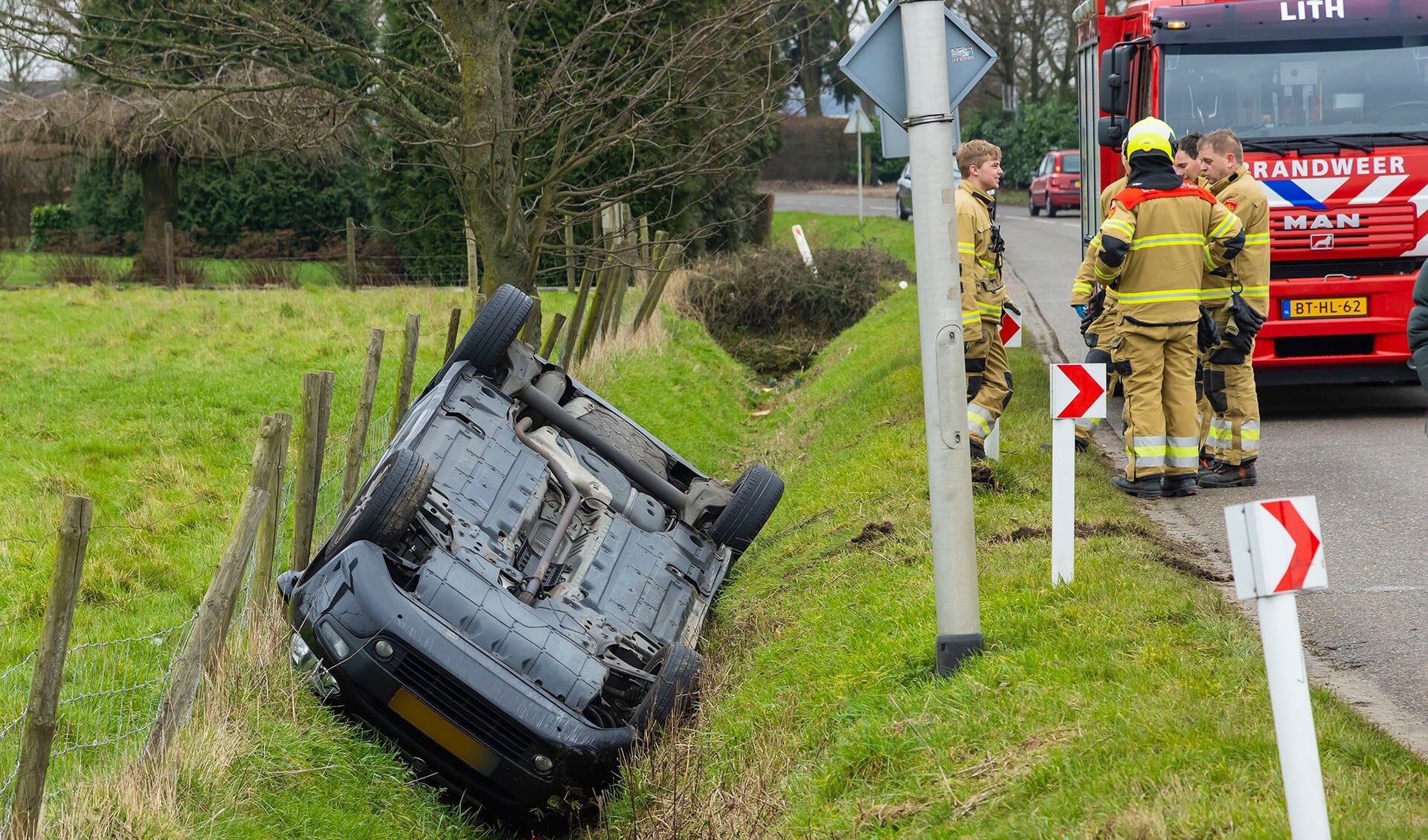 Auto Belandt Op Zijn Kop Naast De Weg Kliknieuws Nl De Snelste