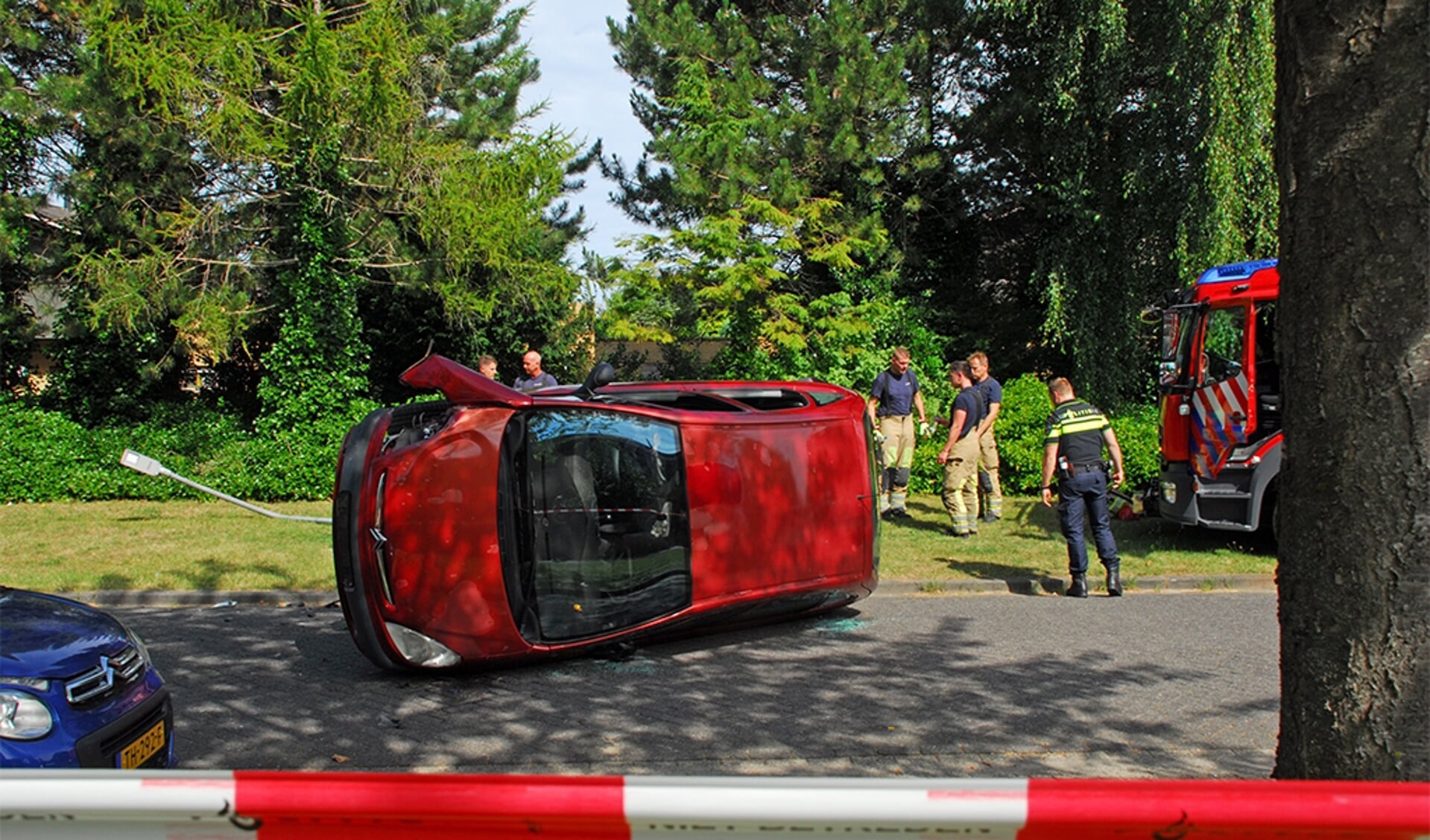 Auto op zn kant in Seizoenenbuurt Almere DEZE WEEK Dé krant