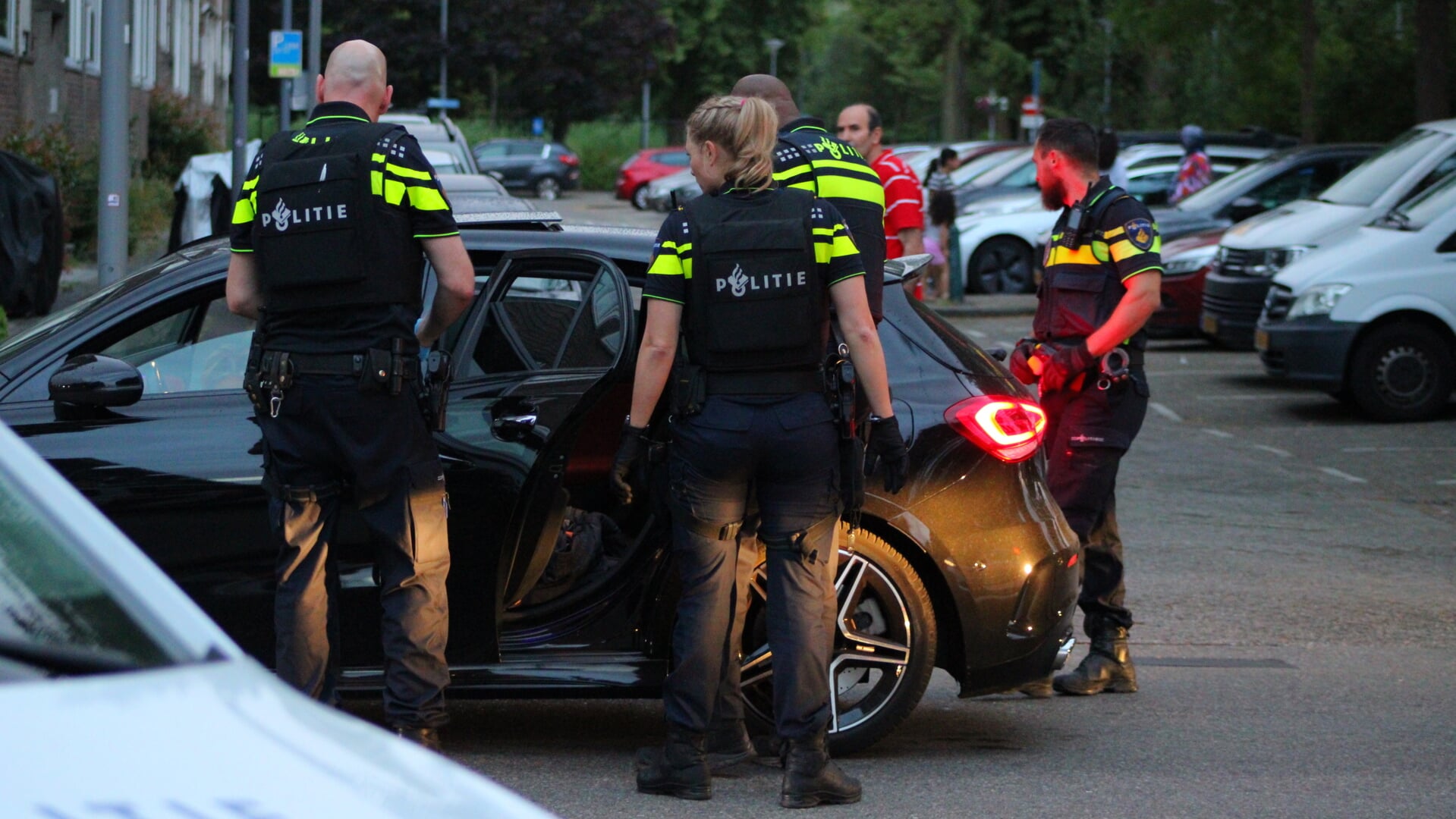 Vanuit Auto Beschoten Auto Leidt Tot Grote Politie Inzet Aan