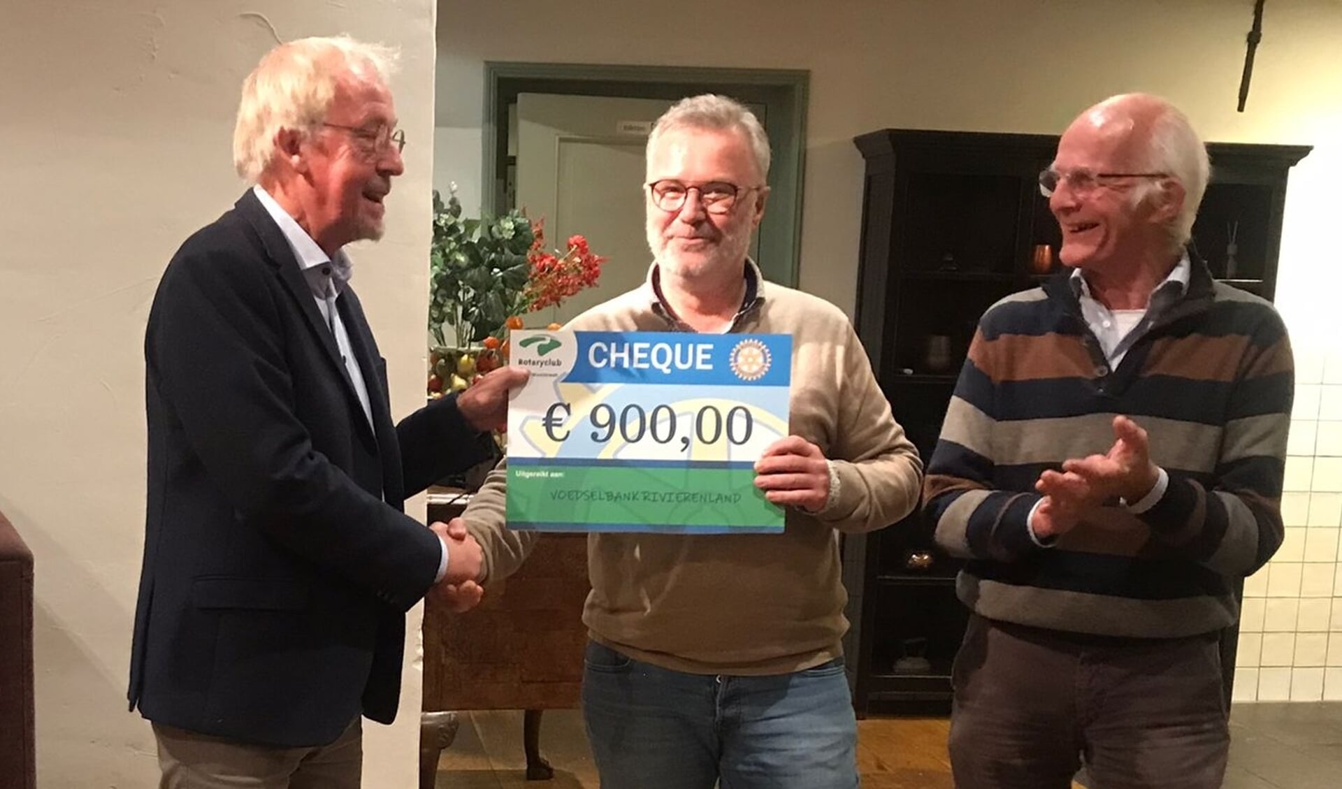 Cheque Van 900 Euro Voor Voedselbank Rivierenland Al Het Nieuws Uit Tiel