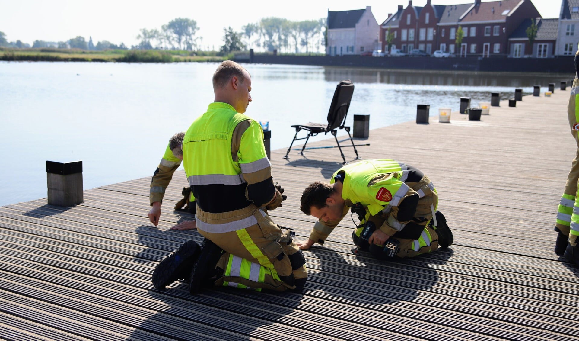 Brandweer Redt Kat Uit Benarde Positie In Meteren Aan De Weermuur Al