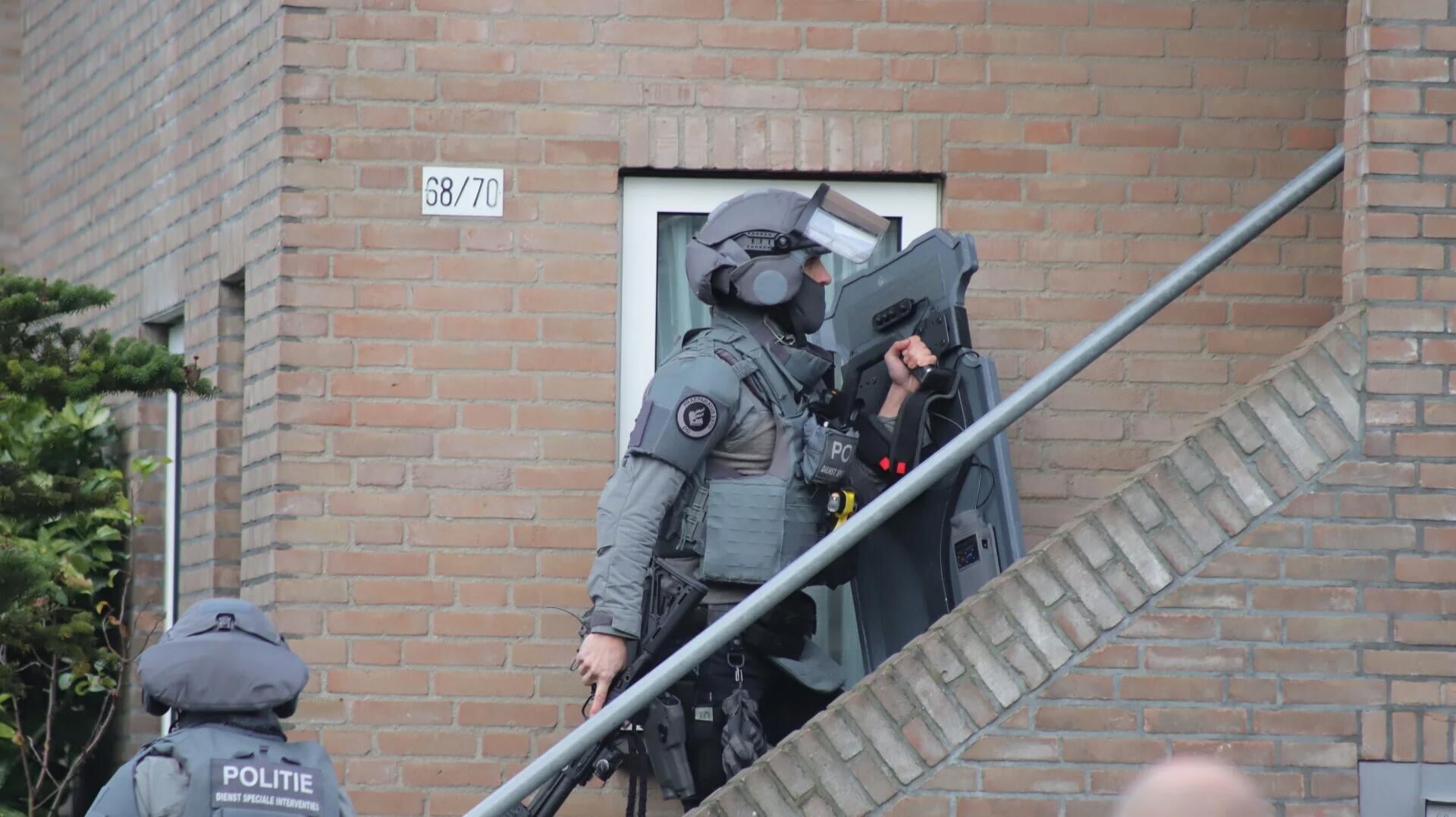 Politie Haalt Met Speciaal Arrestatieteam Verwarde Man Uit Woning In