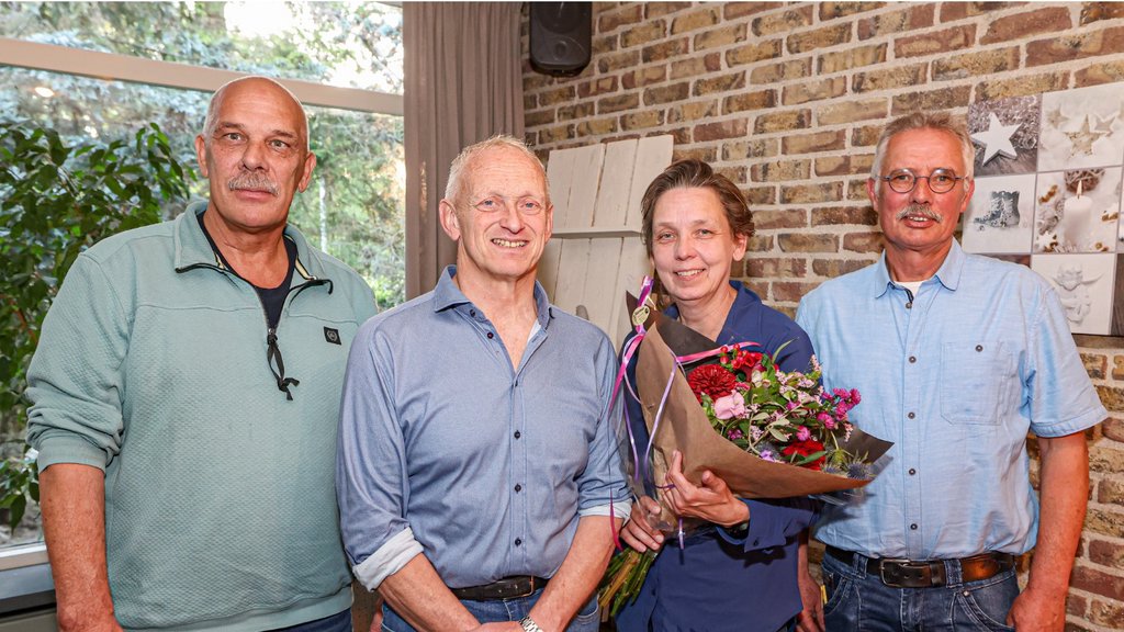 Vlnr. Arie ten Kate,  Albert Buitenhuis (jubilaris), Jacqueline Buitenhuis en Gé ten Kate. Foto Marcel van Saltbommel.