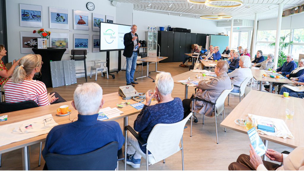 wethouder Jan Uitslag opent de bijeenkomst