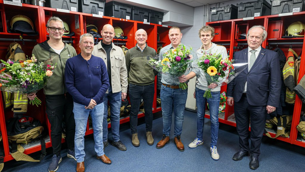 Haaye van Pijkeren, teamleider Erik Pluim, ploegleider Wilko Jan van Niejenhuis, hoofd brandweer IJsselland Michel Thijssen, Jorick Pasman, Arik Bollemaat en burgemeester Rikus Jager.