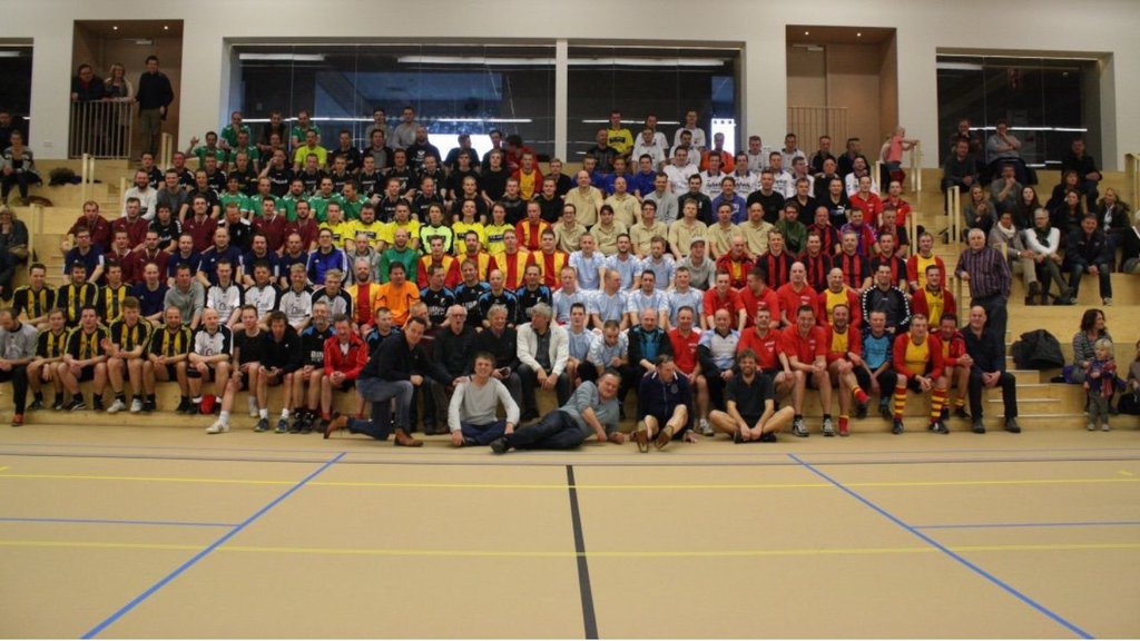 deelnemers aan het Bukkum-zaalvoetbaltoernooi. Bron
