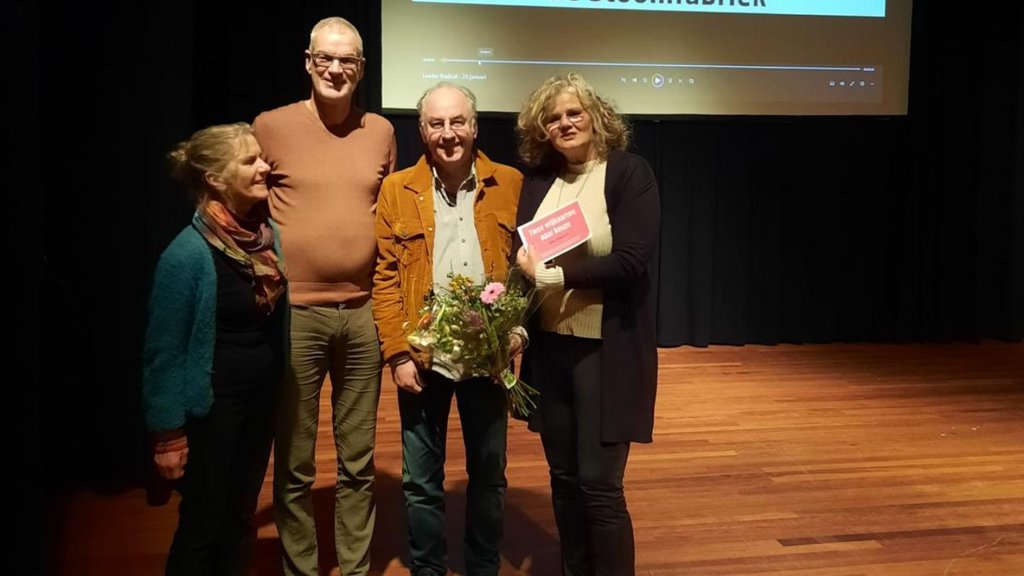 Inge Wiefkers (helemaal rechts) wordt in het zonnetje gezet.
