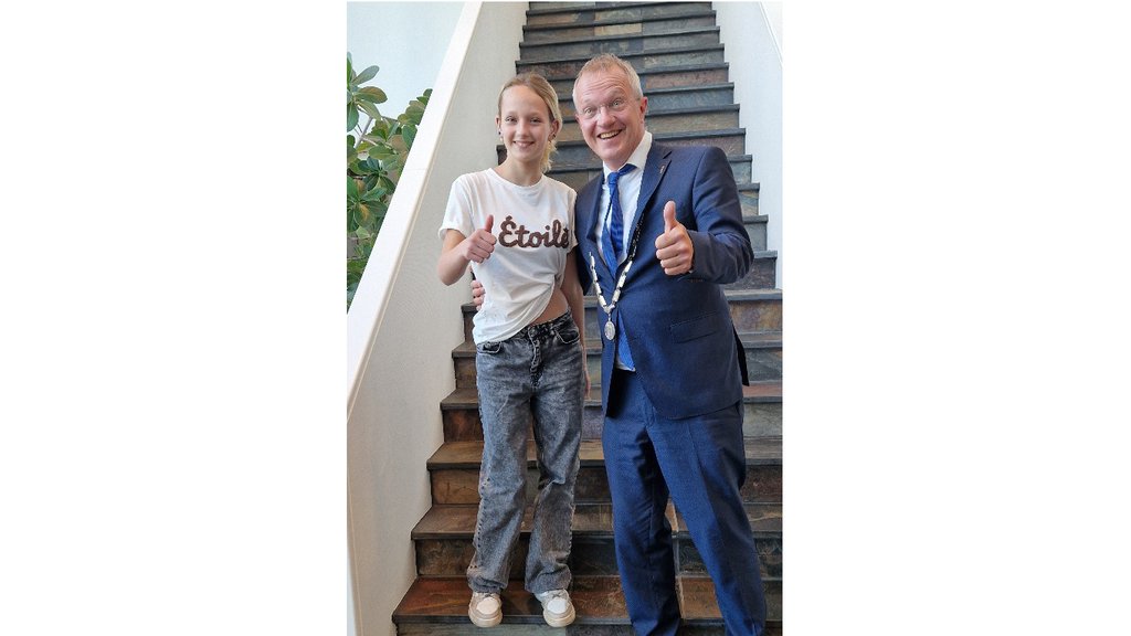 kinderburgemeester Milou Groen met burgemeester Michael Sijbom.