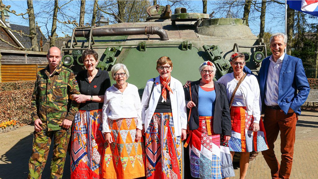 dames in 'bevrijdingsrokken', zoals 80 jaar geleden