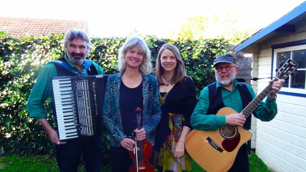 Ierse Swing Folkband Unicorn in kerkje Valkkoog