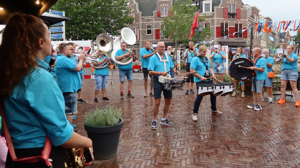De Vechtboerties treden op in de Prinsenstraat.