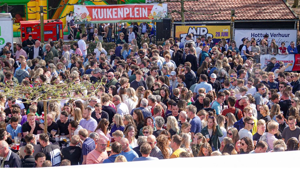 veel publiek bij het eieren gooien