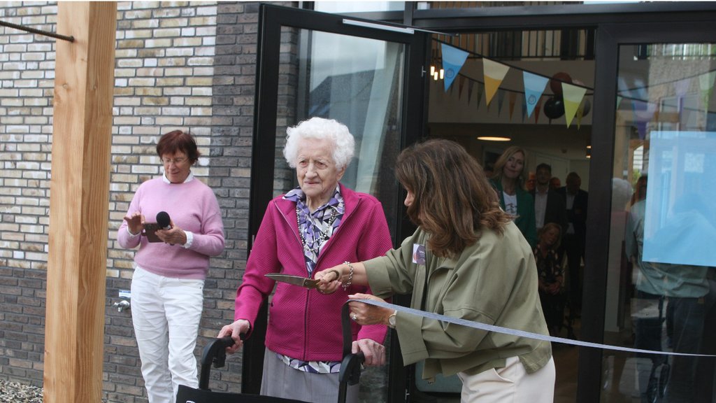 Marie Westerhof (103) en Margot Seip. Op de achtergrond de dochter van mw. Westerhof.
