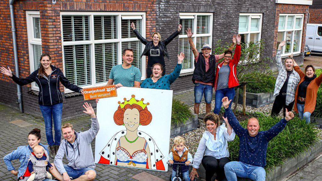 Maxine Timmer – Pieters overhandigt namens de Oranjevereniging het straatnaambordje aan een deel van de straatbewoners,