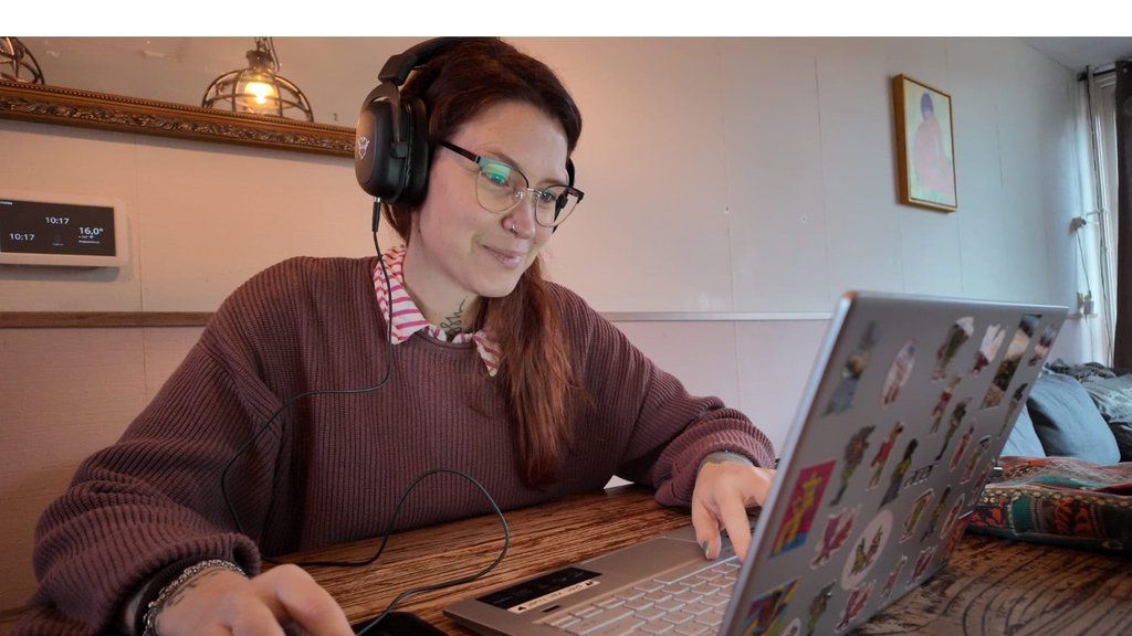 Pien van Huet achter haar laptop.
