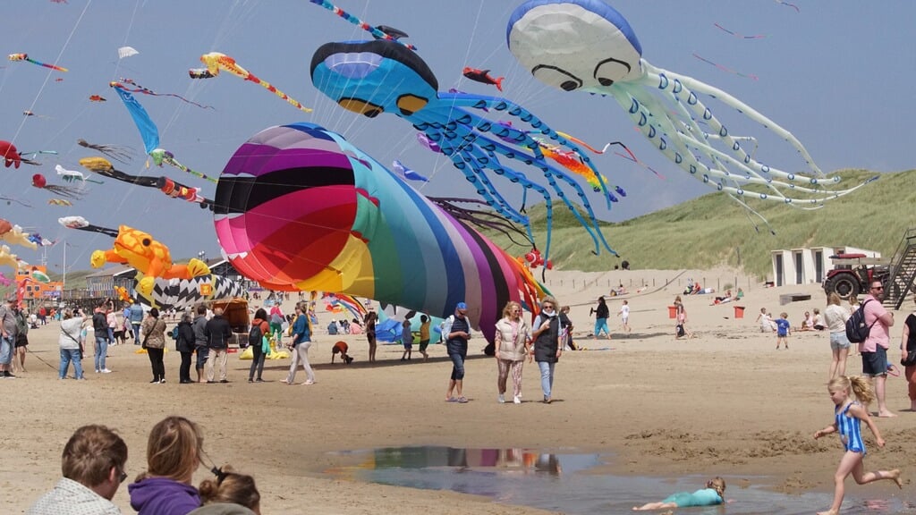 Zesde Vliegerfeest Callantsoog kleurt het strand