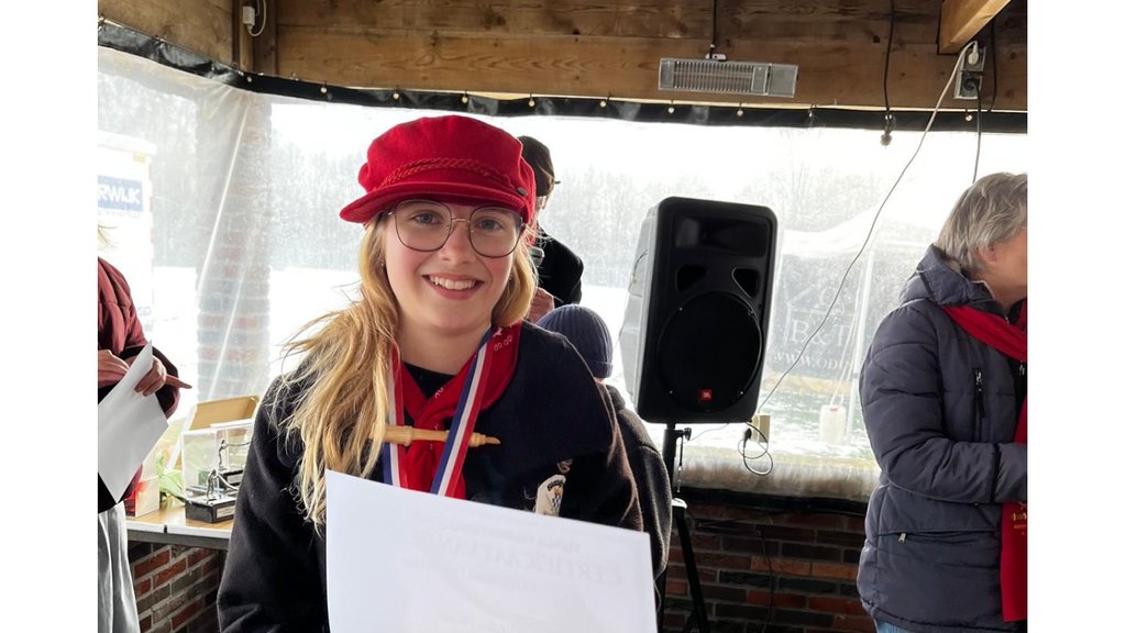 Elyse Pannen met medaille en certificaat.