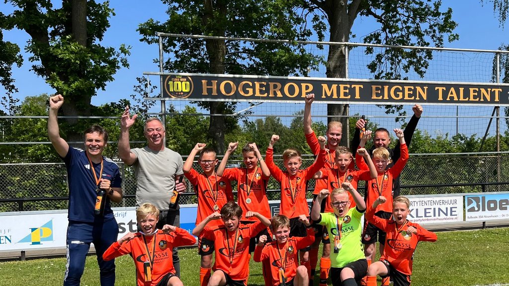 Staand vlnr: Wiebe Bonsink (trainer), Roland Vasse (sponsor), Dylan Konterman, Merijn van der Kolk, Jelle Goeree, Siem Uitslag, Niek Bollemaat (trainer), Nick Grondslag, Henk Uitslag (leider). Zittend vlnr: Sem Boers, Jonas Bloemert, Jippe Bonsink, Willem Prins, Thijmen Velthuis.