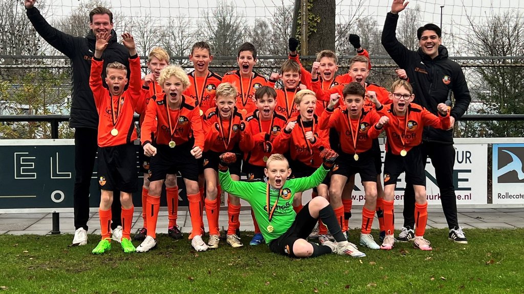 het kampioensteam. Eigen foto S.V. Nieuwleusen.