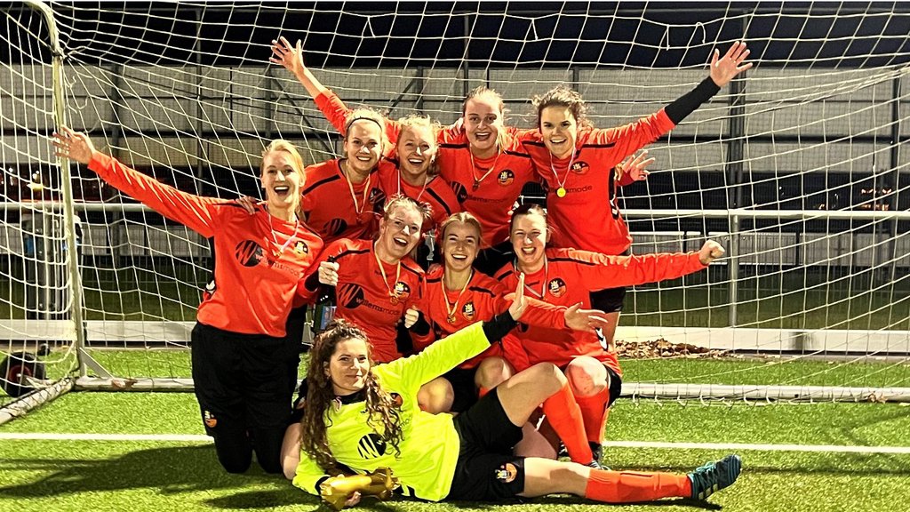 kampioen S.V. Nieuwleusen VR18+. Eigen foto S.V. Nieuwleusen.