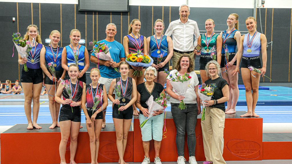 jubilarissen van GVN met prijswinnende teams, waaronder de uitreiking van de sportpenning