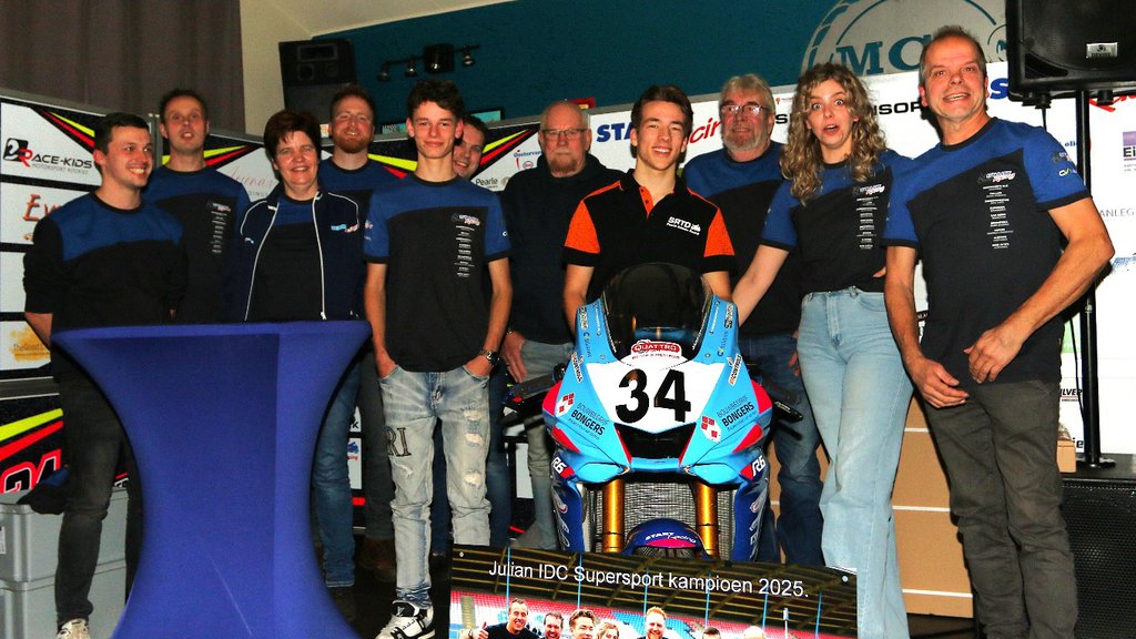 het team met de oude en de nieuwe coureur