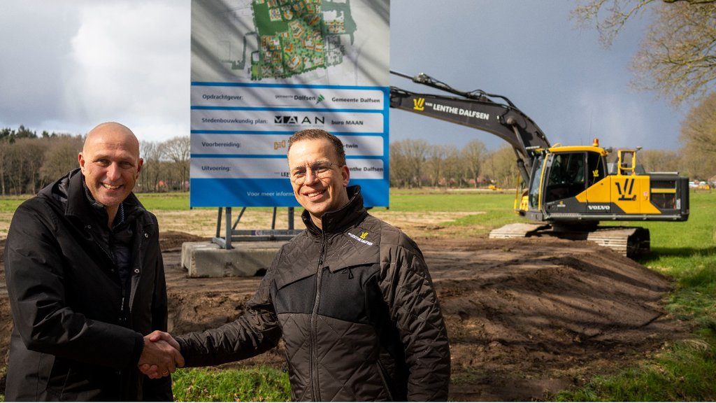 het startmoment met wethouder André Schuurman (links) en directeur Harold van Lenthe.