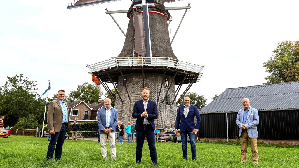 V.l.n.r.: Ron Mannen, Rob Barenbrug, Roy de Witte, André Schuurman en Pieter van der Vinne met op de achtergrond Molen Massier,