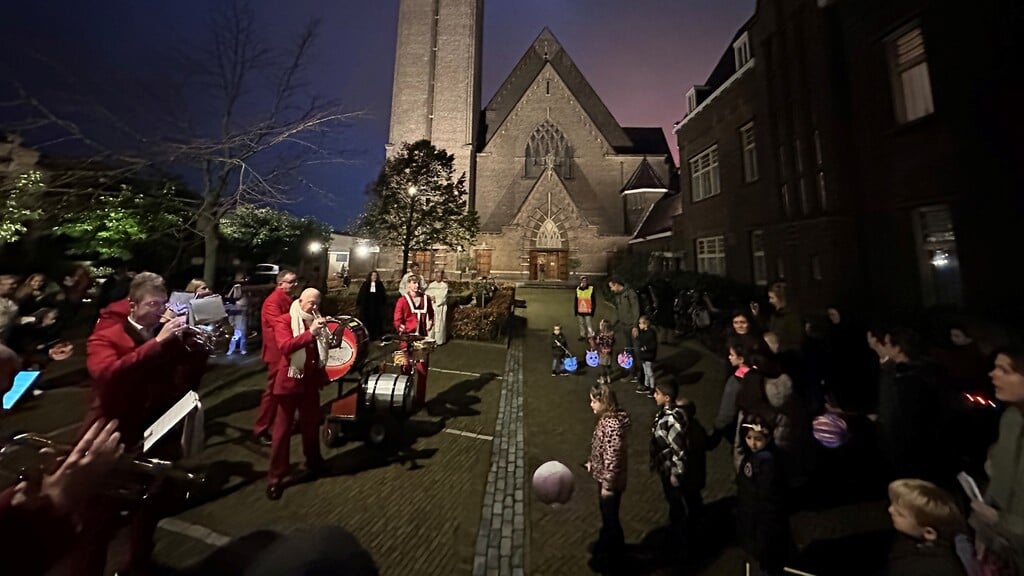 Sint Maartenstoet trekt door centrum met paard en lampionnen