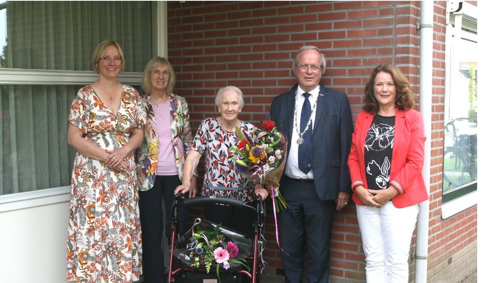 vlnr. kleindochter, dochter en Derkjen Nieuwland-Teusink, waarnemend burgemeester Rikus Jager en Margot Seip.