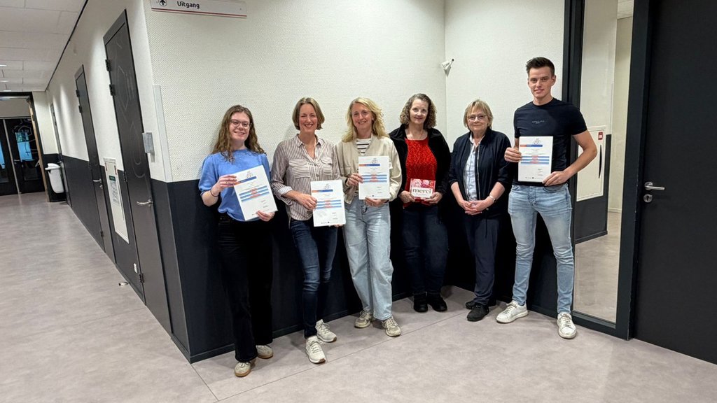 De geslaagden Kim van Zwol, Aleida de Weerd, Jetty van Olst en Eduard Compagner. Instructeur Yvonne Bisschop en lotus Emmy van den Berg. Martine van der Vegt ontbreekt op de foto.