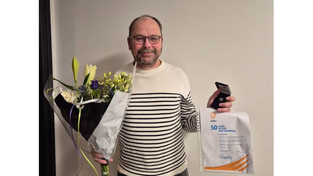Gert Timmerman gehuldigd. Eigen foto d'Ommerdieck.