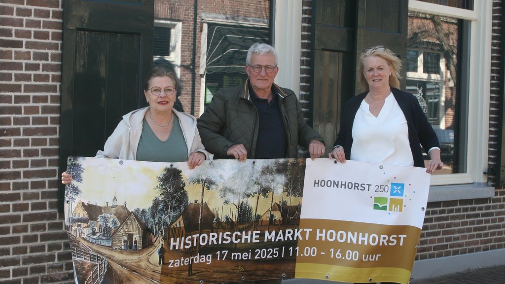 vlnr. Ria Tensen, Gerard Broeks en Marian Spin met het promotiedoek.