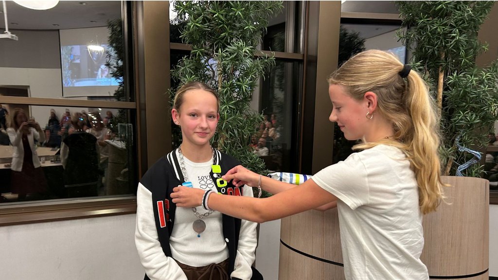 De 'oude' kinderburgemeester hangt de ambtsketting om bij Milou Groen