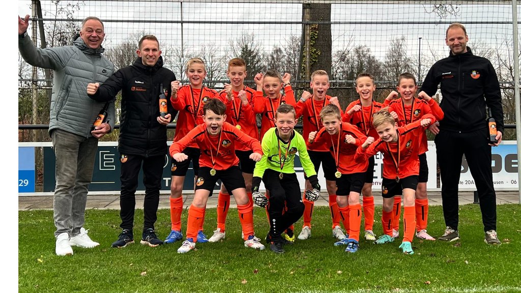 Achterste rij: Roland Vasse (shirtsponsor), Tom Vasse (trainer/coach), Jesse Boer, Nolan Muller, Liam Schra, Senn Bosker, Dani van Duren, Jelmer Hekman, en Klaas Boer (leider). Voorste Rij: Kaj Dunnink, Ruben Uitslag, Samuel Veldmanen, Jonas Leeuw.