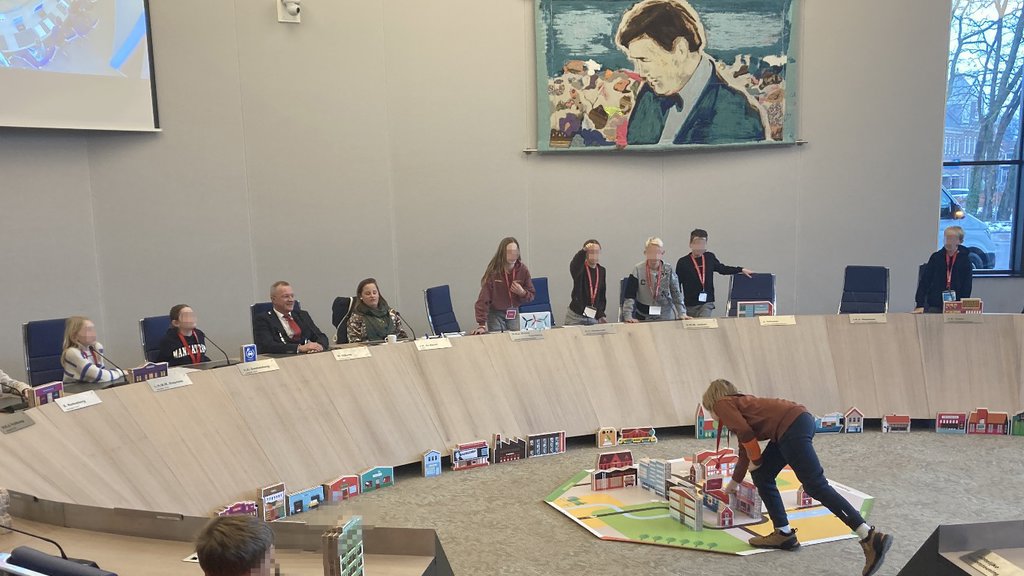 Leerlingen bouwen samen hun ideale stad in de raadzaal van Dalfsen. Bijschrift: Foto Gemeente Dalfsen.