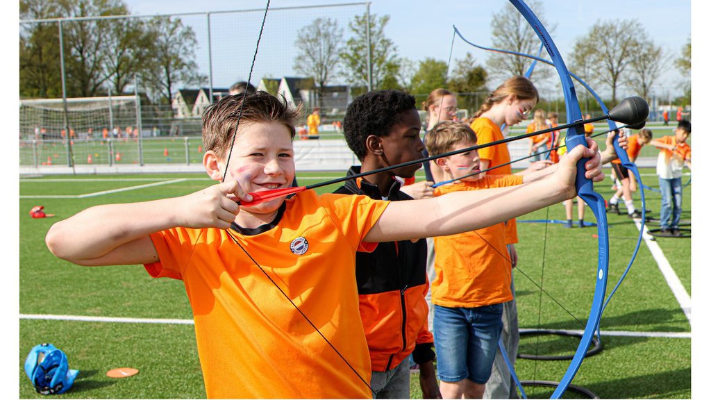 kinderen in Nieuwleusen doet enthousiast mee met de Koningsspelen op het sportpark