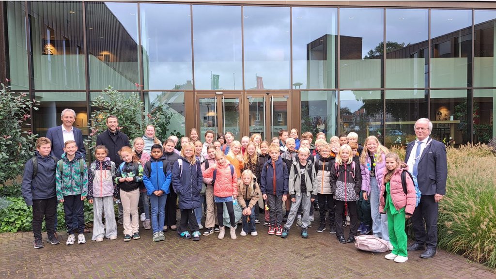 poseren voor het gemeentehuis