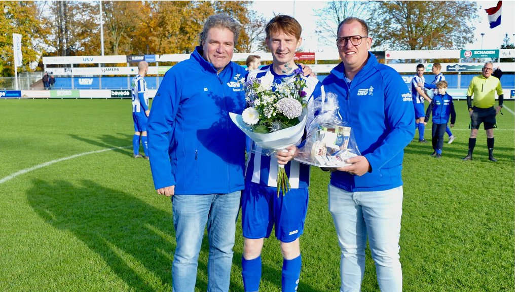 jubilaris Thijmen Stegeman met links USV-voorzitter Michiel Smudde en rechts Rudger Jan Vogelzang, voorzitter van de Supportersvereniging USV