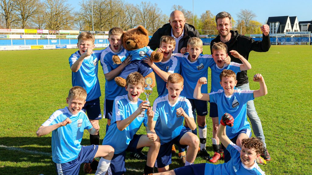 veertien teams speelden om de prijzen bij het schoolvoetbaltoernooi