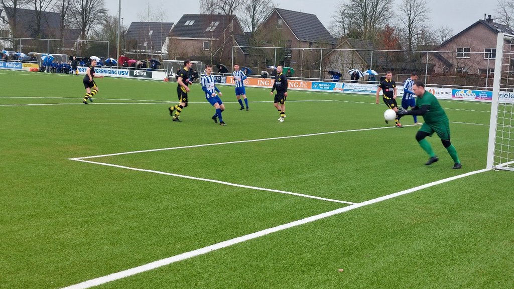 Jort Kouwen (midden) zet USV fraai op voorsprong en test hier opnieuw Buinen-doelman Nick Haandrikman. Eigen foto USV.