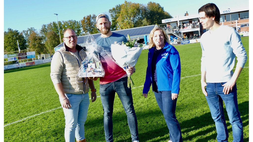 Dennis van der Veen met naast zich Rudger Jan Vogelzang (links, Supportersvereniging USV) en rechts Karin Bálint en Danny Visscher namens het bestuur van USV