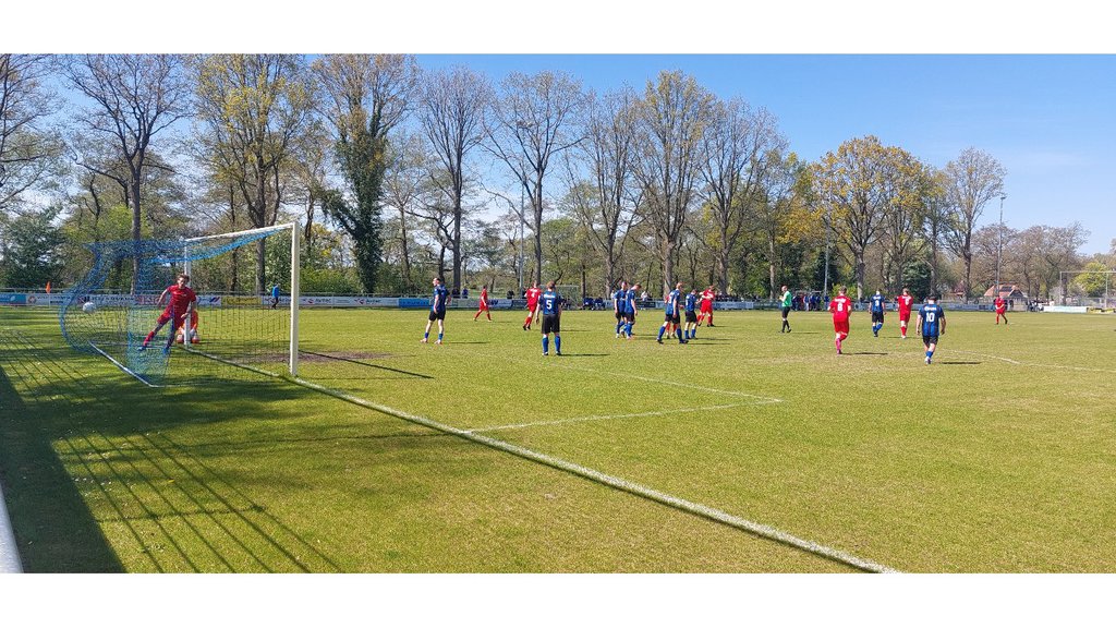 Leon Kooiker heeft zojuist op fraaie wijze de 1-1 op het scorebord gezet. Eigen foto USV.