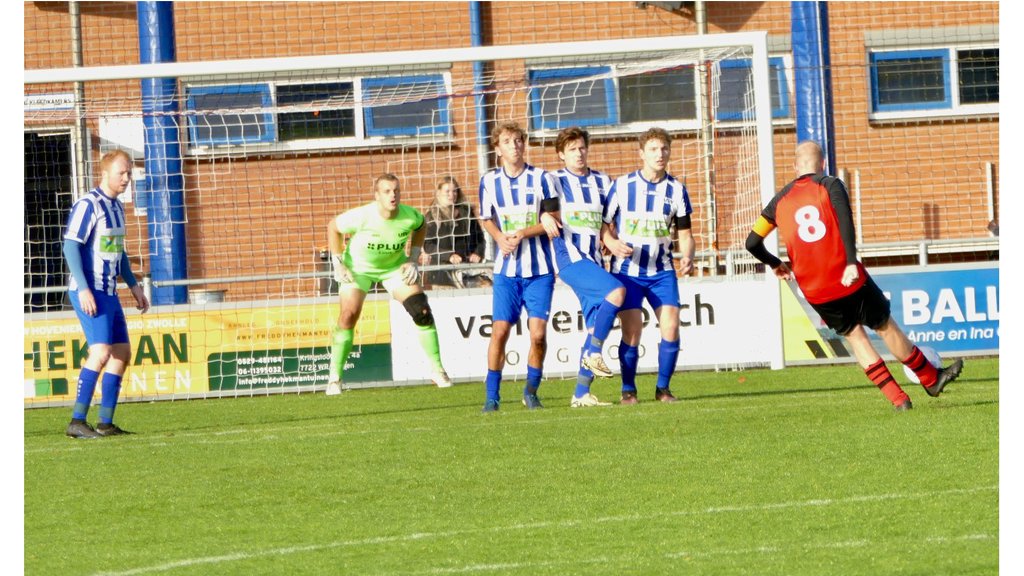 SVV’04 captain Ruben Jansen legt aan voor de openingstreffer uit een vrije trap